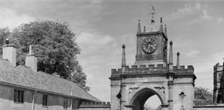 Appeal for Bishop Auckland memories The Clock Tower at Auckland Castle gate, also known as Robinson Arch. Copyright - Historic England Archive AA98_05187
