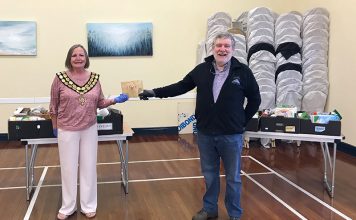 Spennymoor Town Council makes new foodbank donation Spennymoor Mayor, Cllr Elizabeth Wood, handing £500 to Maurice Aspey, one of the St Paul's food bank volunteers.