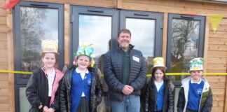 Special guest opens reading den at St Andrew’s School Former St Andrew’s pupil, Nick Walton flew in from North Carolina to help its current pupils to officially open the new Reading Den at St Andrew’s School