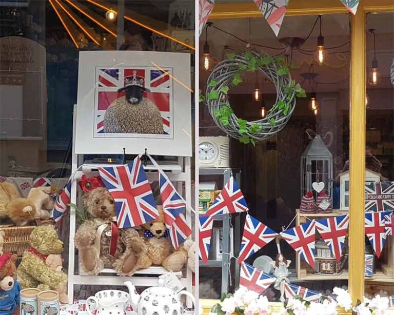 Mayor awards medals for Jubilee window decorations