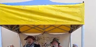 Singers perform at Mural